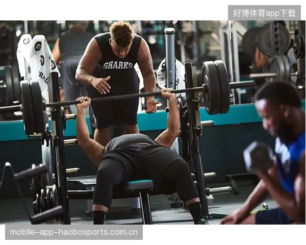 布朗森身体击打密度惊人，力与美的完美结合